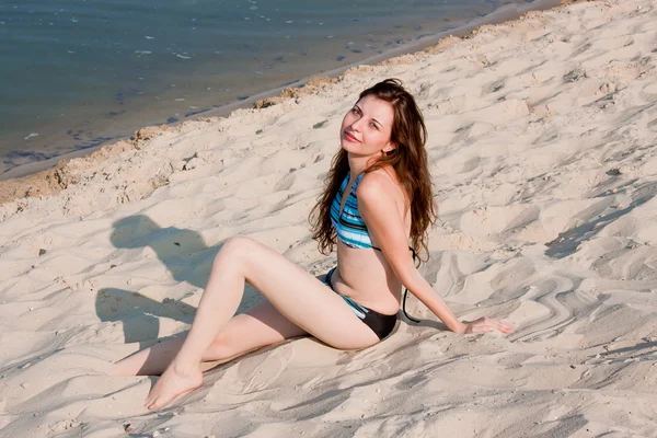 通过一天的 canicular 的沙子上游泳西装的女人 — 图库照片