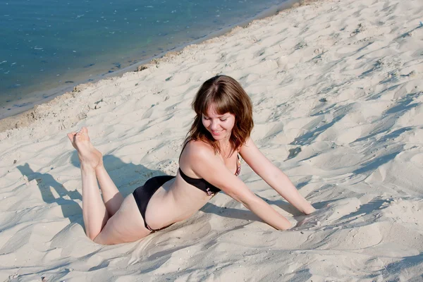 Donna in costume da bagno sulla sabbia da un giorno canicolare — Foto Stock