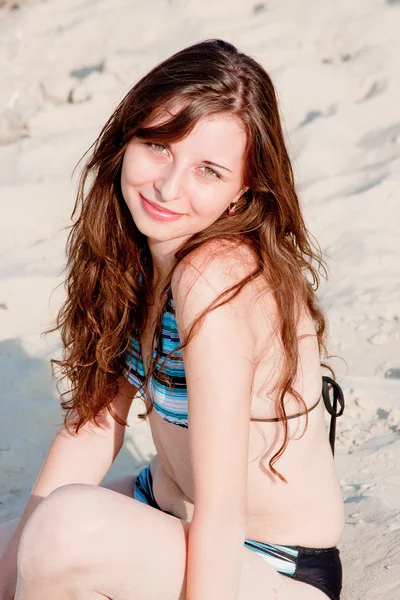 Жінка в купальнику на піску в канікулярний день — стокове фото