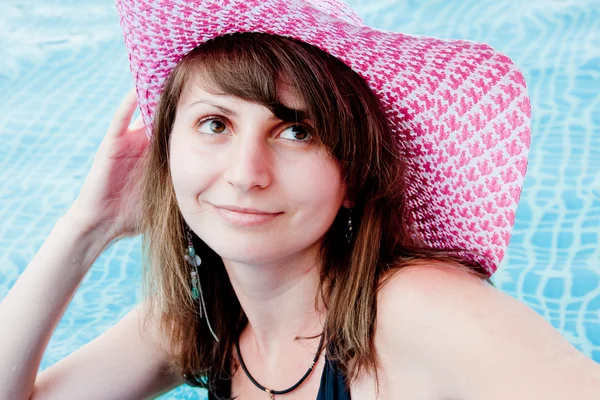 Donna in costume da bagno piscina — Foto Stock