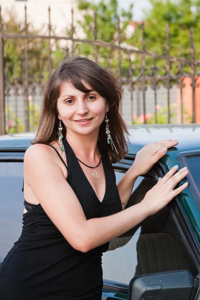 Женщина стоит рядом с машиной — стоковое фото
