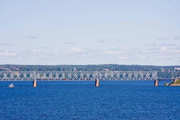 Eisenbahnbrücke über den Fluss Tschussowaja, Dauerwelle — Stockfoto