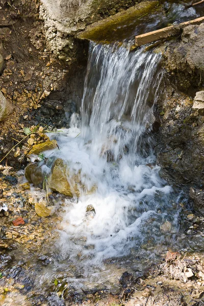 Pequena cachoeira em um parque de verão — Fotografia de Stock