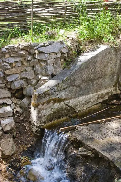 Petite cascade dans un parc d'été — Photo