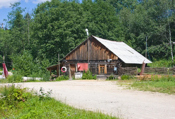 Holzhaus im Museum für Geschichte des Flusses Tschussowaja, — Stockfoto