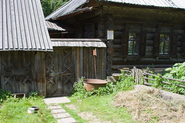 Maison en bois dans le musée d'histoire de la rivière de Chusovaya , — Photo