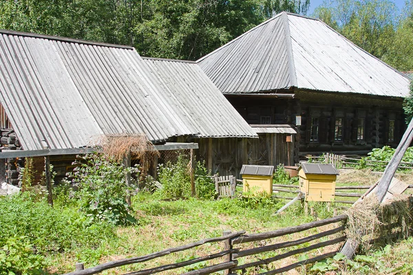 Houten huis in het museum van de geschiedenis van de rivier van Tsjoesovaja, — Stockfoto