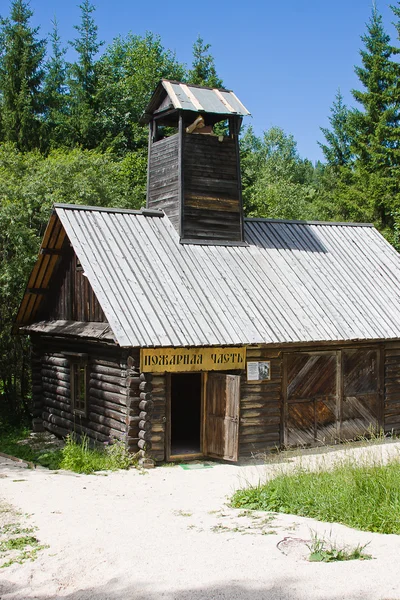 Holzhaus im Museum für Geschichte des Flusses Tschussowaja, — Stockfoto