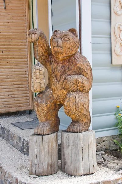 A escultura de madeira de urso com sandálias feitas de casca, Perm edg — Fotografia de Stock