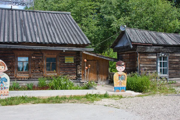 Dřevěný dům v muzeu historie řeky Čusovaja, — Stock fotografie