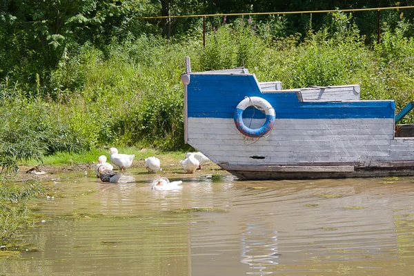 Segelboot im Museum für Geschichte des Flusses Tschussowaja, per — Stockfoto