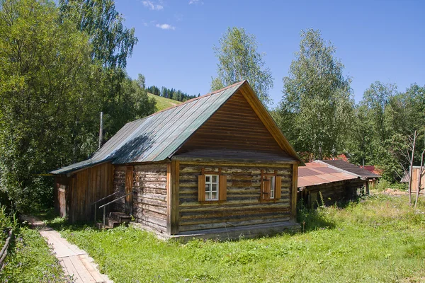 Houten huis in het museum van de geschiedenis van de rivier van Tsjoesovaja, — Stockfoto