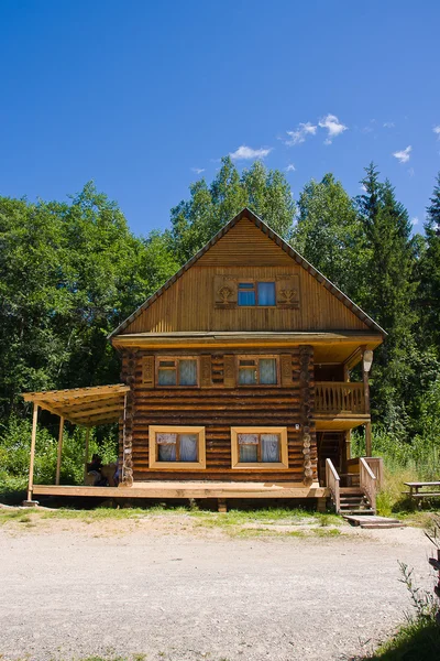 Holzhaus im Museum für Geschichte des Flusses Tschussowaja, — Stockfoto