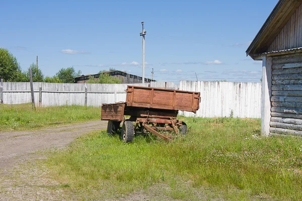 Eski ferruginous bir kamyon römork — Stok fotoğraf