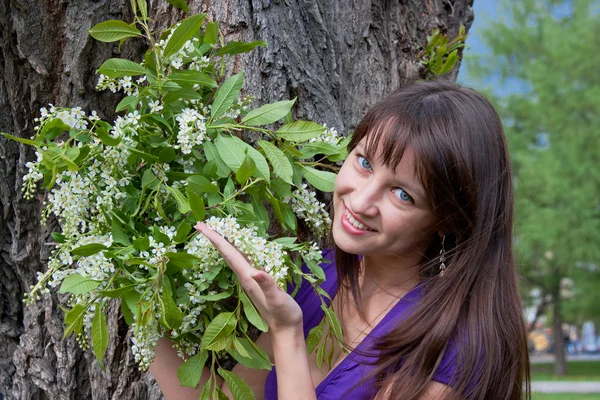 Mujer en la naturaleza en un parque con las ramitas de flores cher pájaro —  Fotos de Stock