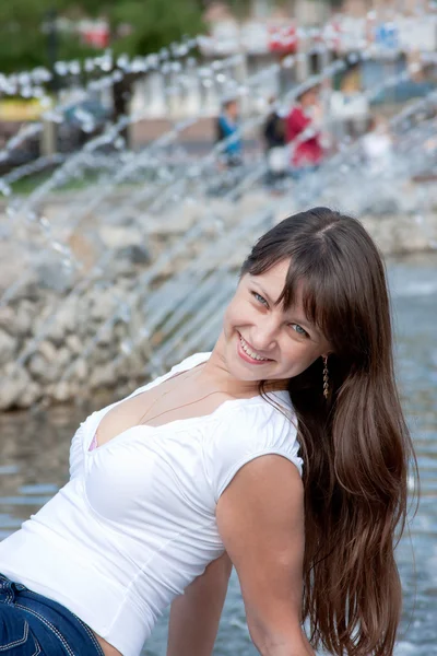 Beautiful woman in a park on a walk — Stock Photo, Image