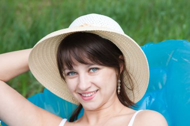 Şapkalı güzel bir kadın.