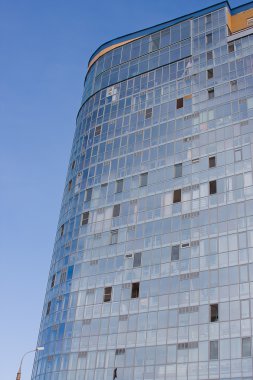 Modern sunum evinin ön cephesi.