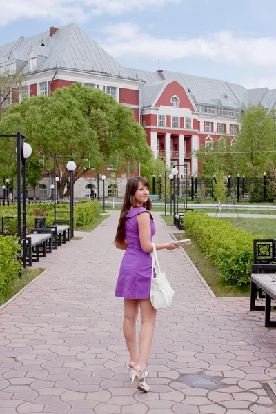 Femme étudiante sur le territoire de l'université d'Etat — Photo