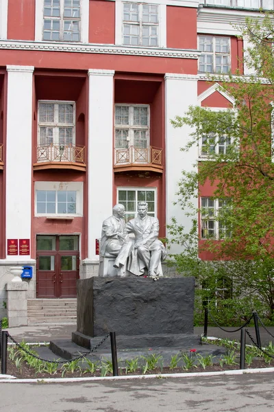 Monumentet lenin och gorki på territorium den statliga universitet, c — Stockfoto