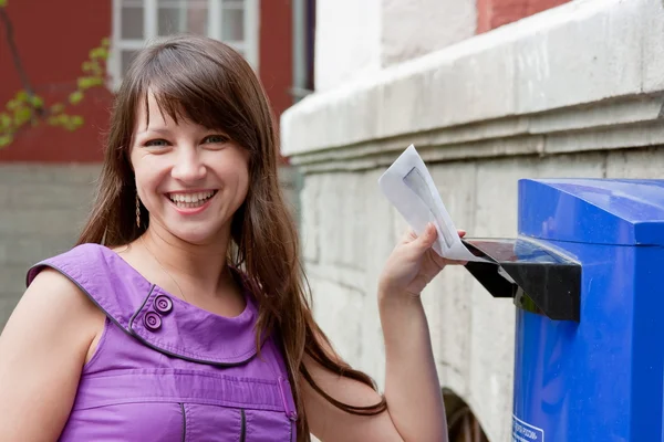 Beautiful woman sends a letter — Stock Photo, Image