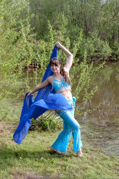 Beautiful woman dances on nature Arabic dances — Stock Photo, Image