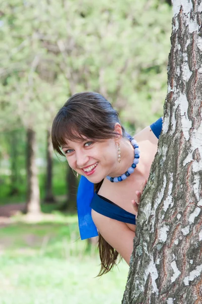 Schöne Frau in der Natur in der Nähe einer Birke — Stockfoto