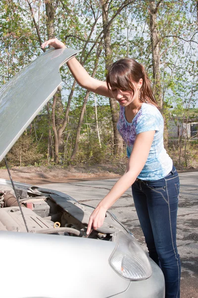 Kvinna en drivrutin reparerar en bil — Stockfoto