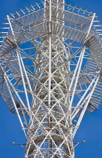 Arka plan mavi gökyüzü üzerinde televisional anteni — Stok fotoğraf