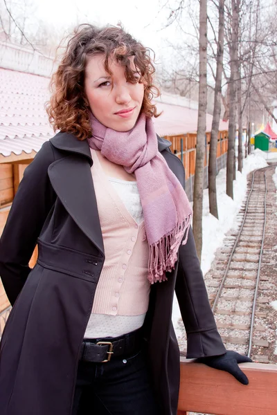 La mujer hermosa sobre el fondo el ferrocarril — Foto de Stock