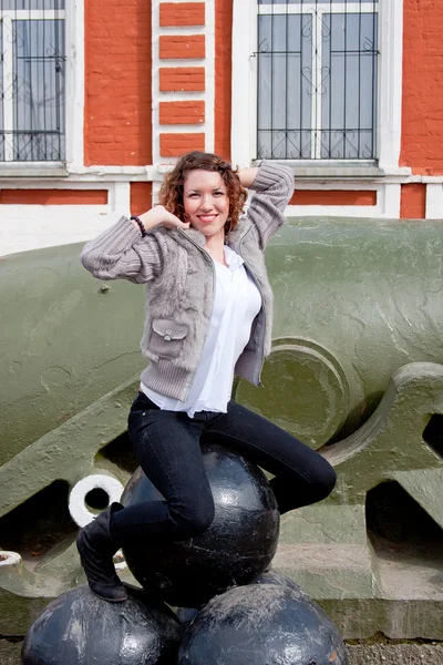 Mulher em um museu de equipamentos militares — Fotografia de Stock