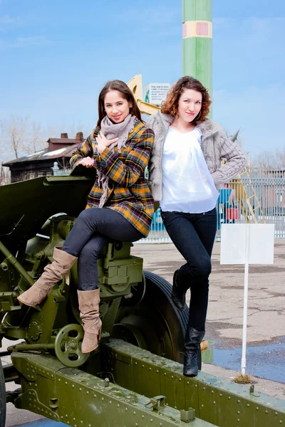 Two women at the Museum of Military Equipment — Stock Photo, Image