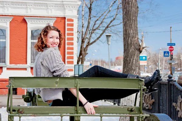 Žena v muzeum vojenské techniky — Stock fotografie