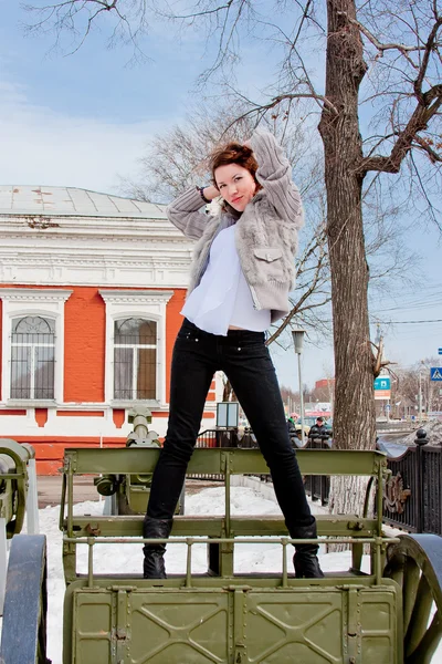 Mulher em um museu de equipamentos militares — Fotografia de Stock