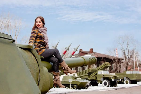 Mujer en un museo de equipamiento militar — Foto de Stock