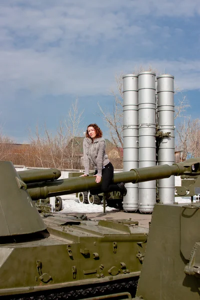Женщина в музее военной техники — стоковое фото