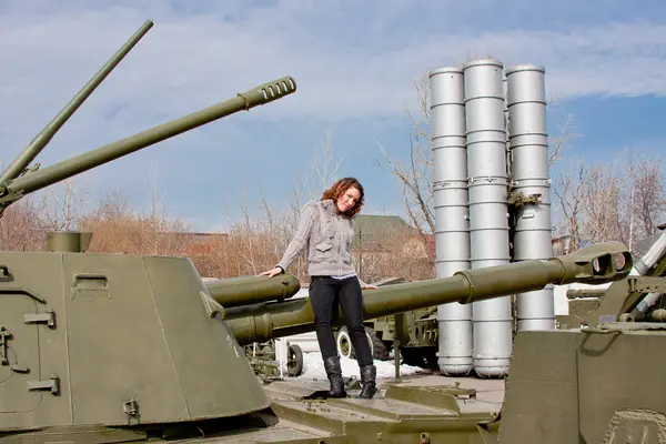 Mulher em um museu de equipamentos militares — Fotografia de Stock