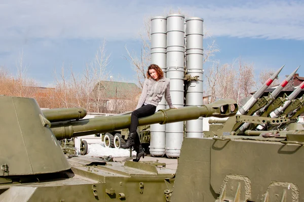 Γυναίκα σε ένα μουσείο στρατιωτικού εξοπλισμού — Φωτογραφία Αρχείου