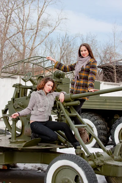 Δύο γυναίκες στο Μουσείο στρατιωτικού εξοπλισμού — Φωτογραφία Αρχείου