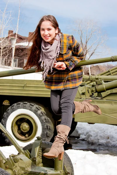 在军事装备的博物馆中的女人 — 图库照片