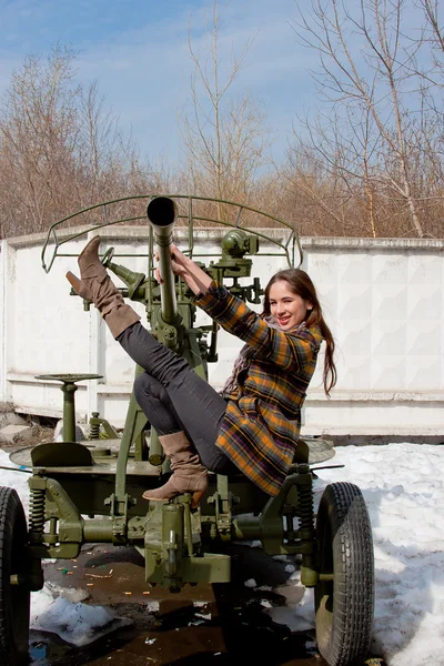 Mujer en un museo de equipamiento militar — Foto de Stock