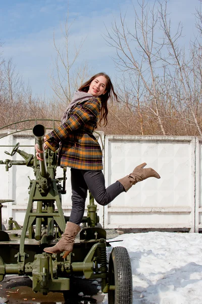 Vrouw in een museum van militair materieel — Stockfoto