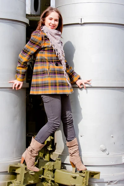 Vrouw in een museum van militair materieel — Stockfoto