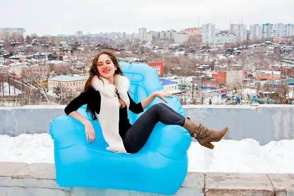 Woman in a chair against the city — Stock Photo, Image
