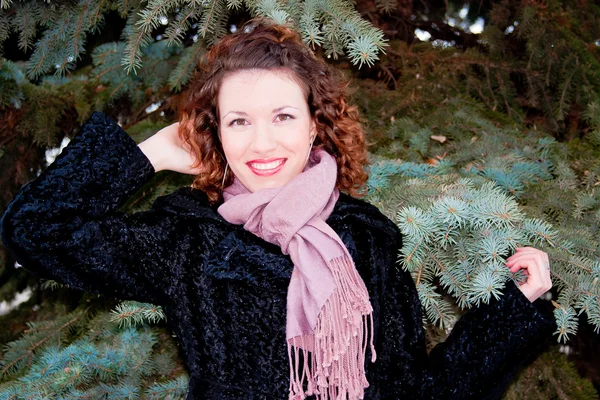 Mujer sobre un árbol decorativo — Foto de Stock