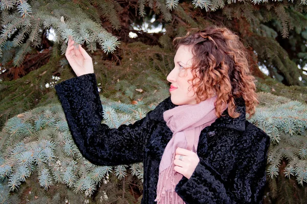 Mujer sobre un árbol decorativo —  Fotos de Stock