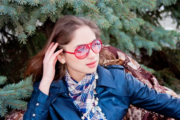 Femme à propos d'un arbre décoratif — Photo