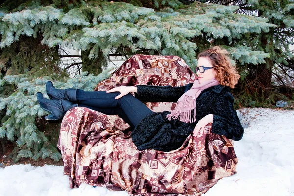 Woman about a decorative tree — Stock Photo, Image