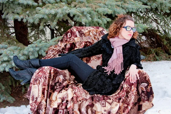 Woman about a decorative tree — Stock Photo, Image