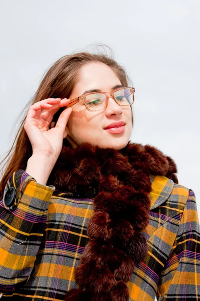 Žena s brýlemi na bílém pozadí — Stock fotografie